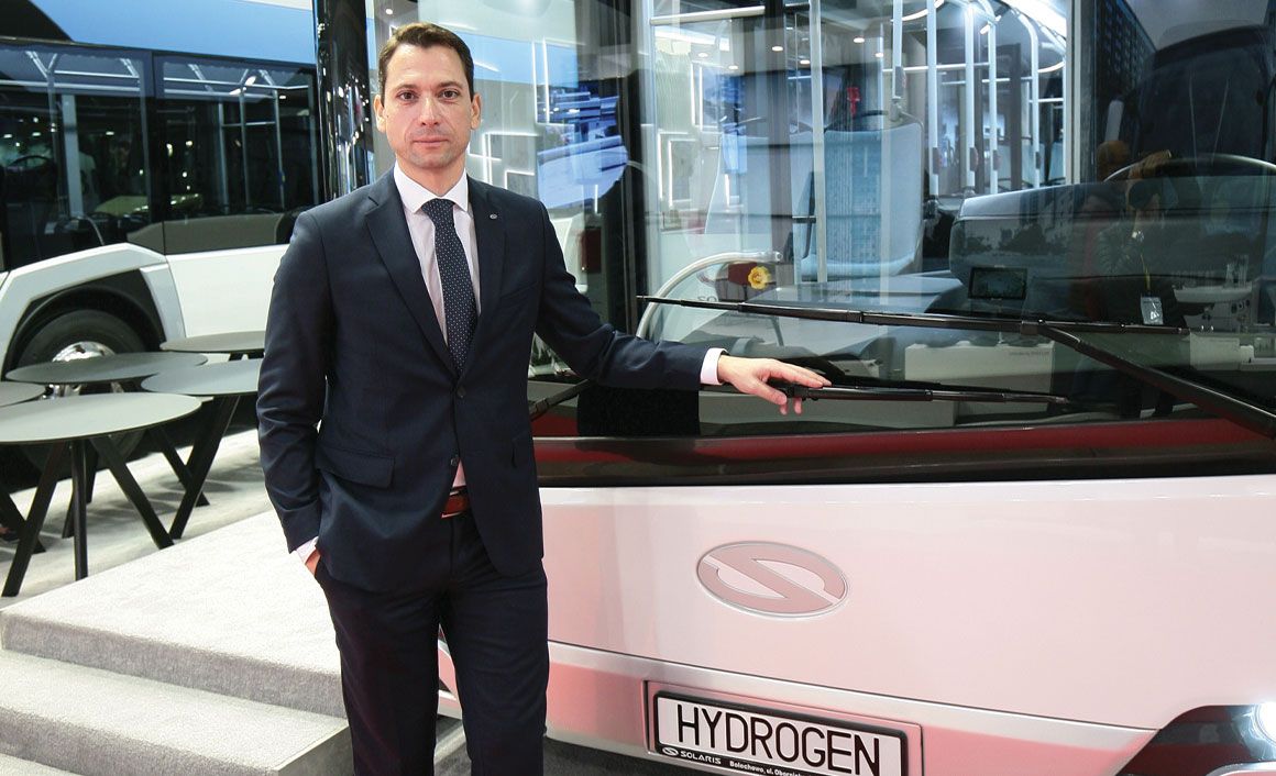 Ο deputy CEO της Solaris Πέτρος Σπινάρης μπροστά από το Urbino 12 hydrogen