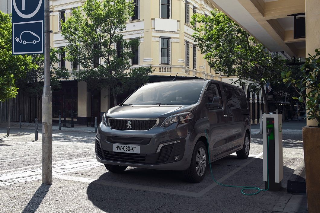 Πλήθος επιλογών φόρτισης για το Peugeot e-Traveller, με τους χρόνους να ξεκινούν από τα 30 λεπτά και να φτάνουν μέχρι και τις 47 ώρες! Οι μπαταρίες συνοδεύονται από 8ετή εγγύηση (ή 160.000 χλμ.) για το 70% της απόδοσής τους.