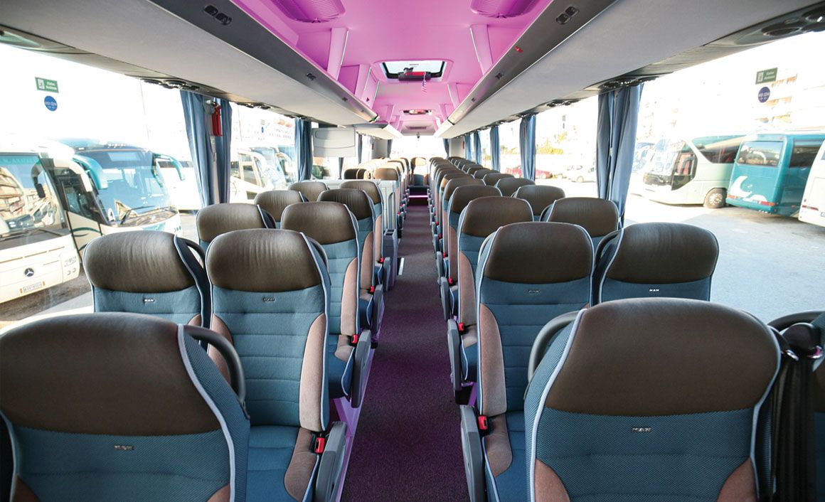 Ο διάκοσμος, με τις «ευγενείς» αποχρώσεις, τα ποιοτικά υλικά και επενδύσεις μαζί με την αλάνθαστη συναρμογή δημιουργούν ένα από τα πιο όμορφα σαλόνια που έχουμε δει σε λεωφορείο ΚΤΕΛ