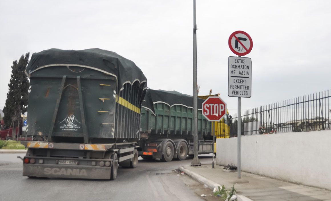 Απαγορευτική πινακίδα στον κόμβο του νεκροταφείου. Τα φορτηγά που έρχονται από το συντριβάνι απαγορεύεται να στρίψουν δεξιά προς την Αγ. Γεωργίου και προς Μεγαρίδος.