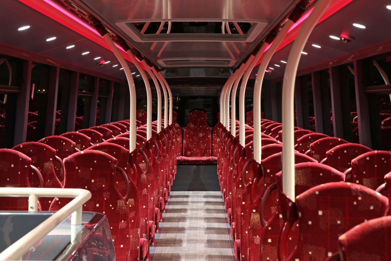 Tο λεωφορείο των 13,4 μέτρων προσφέρει όλες τις σύγχρονες ανέσεις σε μέχρι και 131 επιβάτες, με τους 100 από αυτούς να είναι καθήμενοι.