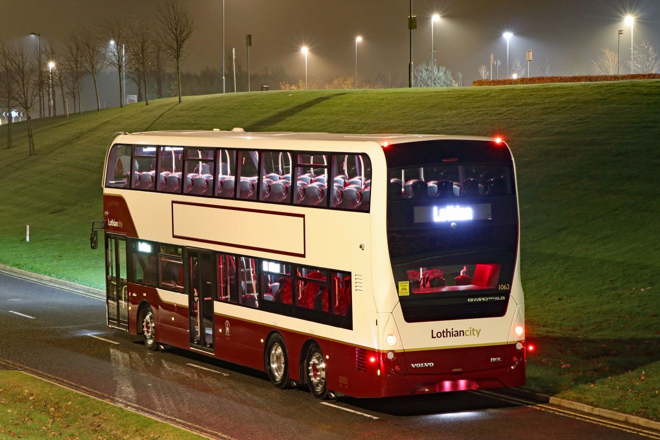 Το Enviro400XLB κατασκευάζεται στο Falkirk της Σκωτίας και αποτελεί το πρώτο λεωφορείο του Ην. Βασιλείου που έχει στηριχθεί πάνω στο σασί B8L, το οποίο χρησιμοποιείται από πολλά νέα τριαξονικά οχήματα της Ασίας και του Ειρηνικού.