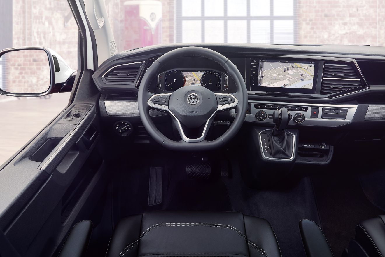 Ανασχεδιασμένο είναι και το ταμπλό του νέου VW T6.1, με το συμβατικό πίνακα οργάνων να δίνει τη θέση του στον ψηφιακό, αυτόν που η εταιρεία ονομάζει «Digital Cockpit», ο οποίος -σε συνδυασμό με το τρίτης γενιάς σύστημα infotainment με την οθόνη των 8 ή 9,2 ιντσών- συνθέτει ένα ψηφιακό περιβάλλον στο εσωτερικό του οχήματος.