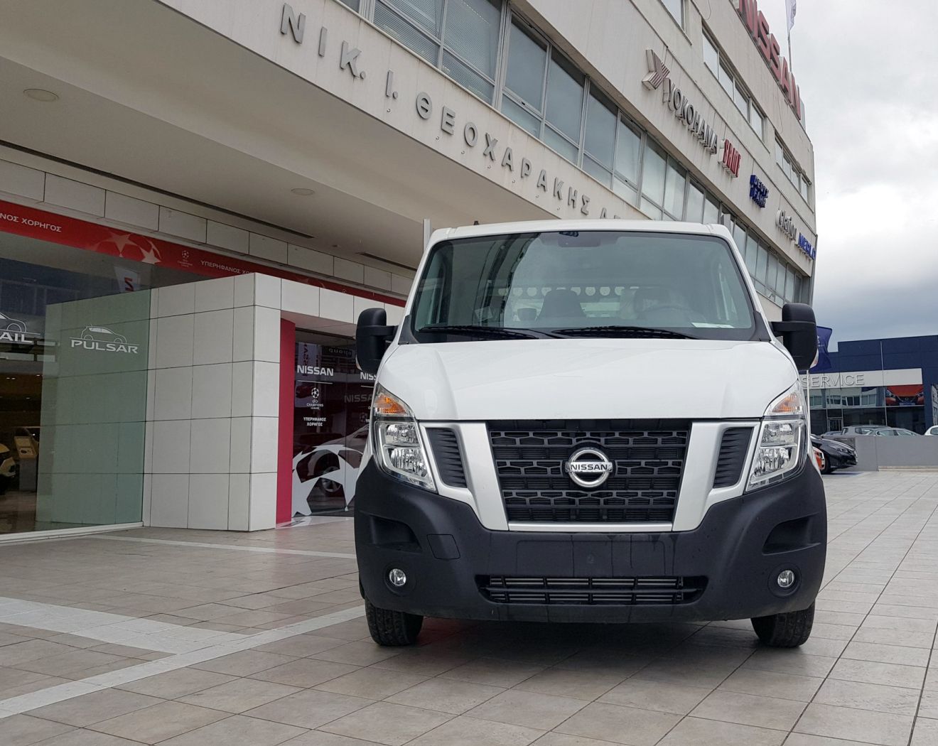 Το ανατρεπόμενο φορτηγό Nissan NV400 εξοπλίζεται με έναν 4κύλινδρο, 16βάλβιδο, κινητήρα πετρελαίου αντιρρυπαντικών προδιαγραφών Euro 6. Ο κινητήρας έχει χωρητικότητα 2,3 λίτρων και αποδίδει 130 ίππους ισχύος και 290 Nm ροπής.