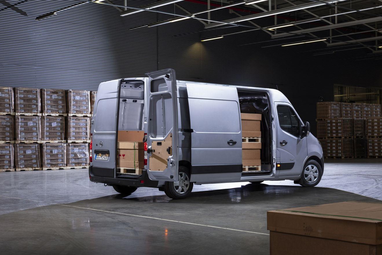 Τα Movano panel vans διατίθενται με μήκος χώρου φόρτωσης έως 4,38 μ., ύψος χώρου φόρτωσης έως 2,14 μ. και χωρητικότητα χώρου φόρτωσης έως 17 m3. Ανάλογα με την έκδοση, το μέγιστο ωφέλιμο φορτίο φτάνει τους 2,4 τόνους, με την ικανότητα έλξης με φρένα να ορίζεται στους 3,5 τόνους.