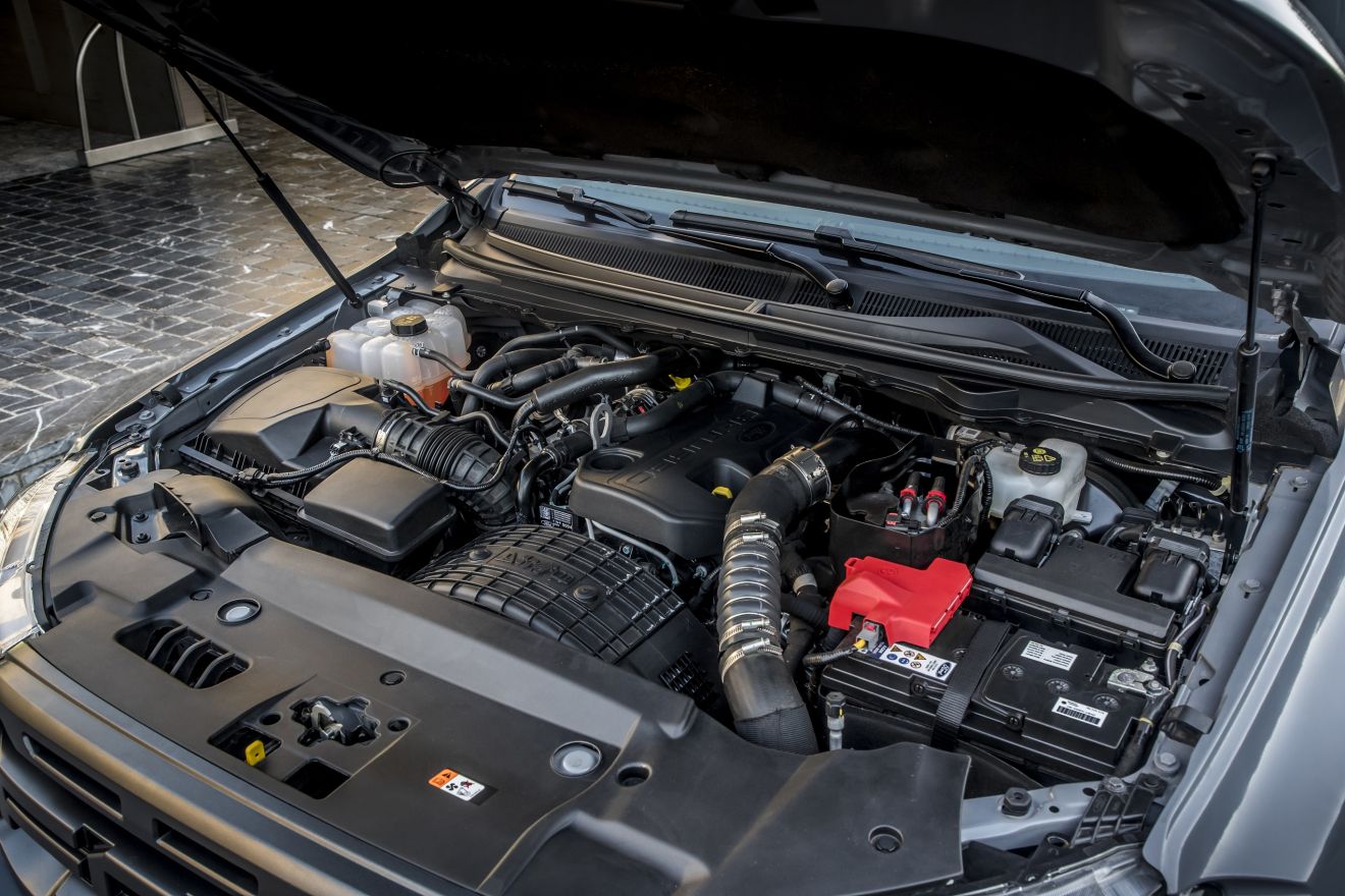 Εξοπλίζεται με μία διπλοτούρμπινη έκδοση του δίλιτρου πετρελαιοκινητήρα Ford EcoBlue μέγιστης ισχύος 213 PS και ροπής 500 Nm, -όπως όλα τα νέα Ranger. 