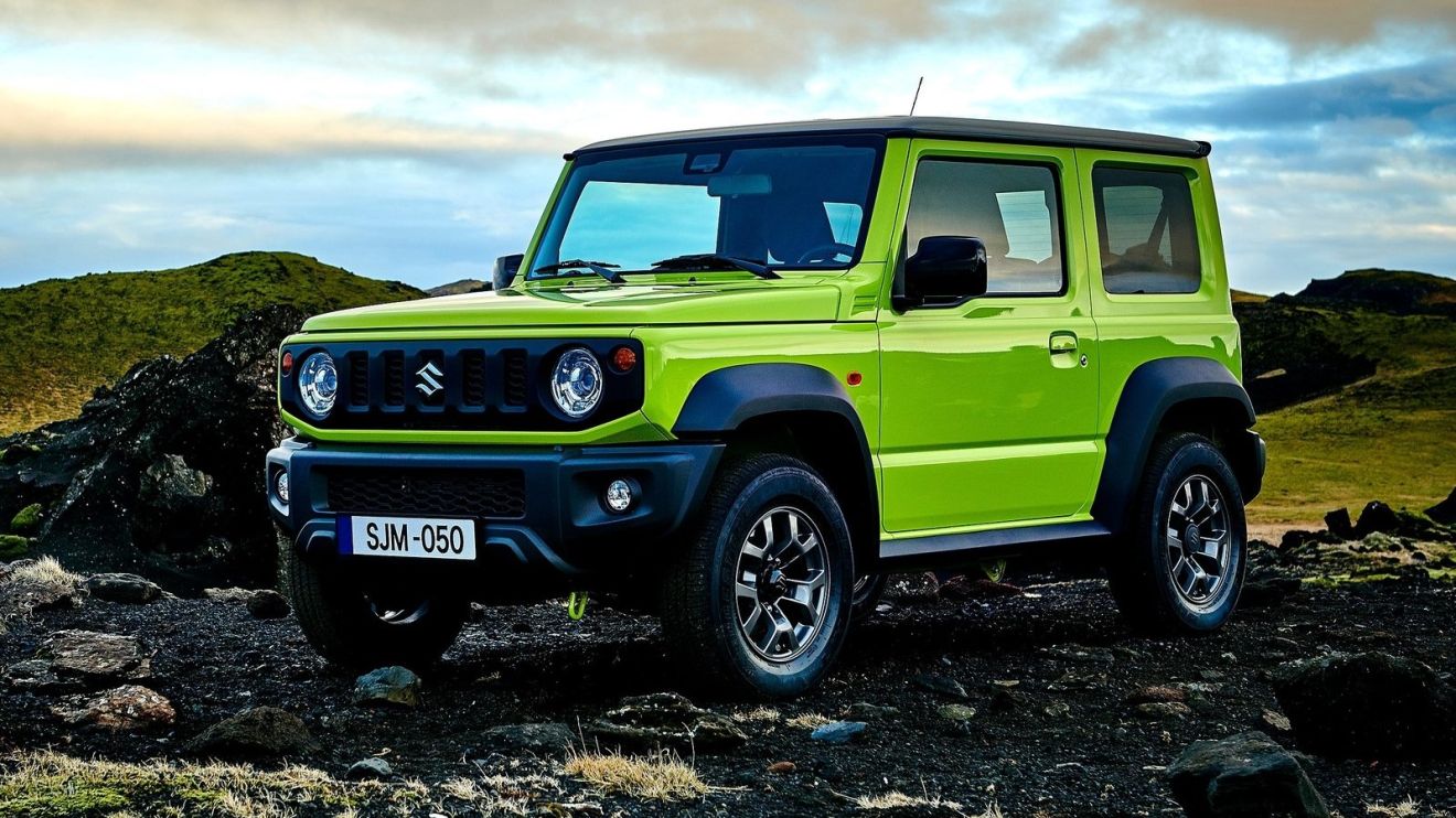 Η Suzuki με το νέο Jimny είναι μία από τις ελάχιστες εταιρείες που επιμένει «παραδοσιακά», λανσάροντας ένα πραγματικό off-road όχημα με σασί τύπου σκάλας και «κοντές» σχέσεις.