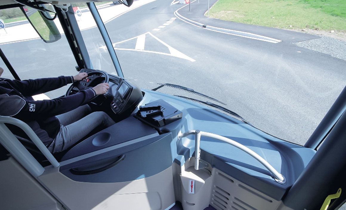 Ο οδηγός έχει στη διάθεσή του ρυθμιζόμενο (καθ’ ύψος και γωνία) τιμόνι και κάθισμα με αερόσουστες.